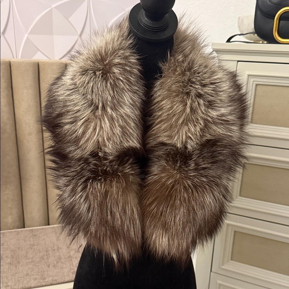 Saga fox fur collar clip on
